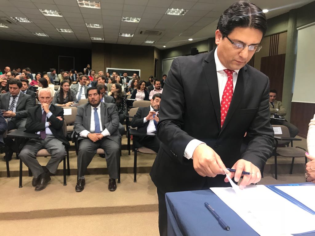 El Fiscal General en la firma del Convenio
